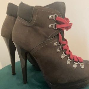 A good boot moment! Perfect for Aspen! Dark brown